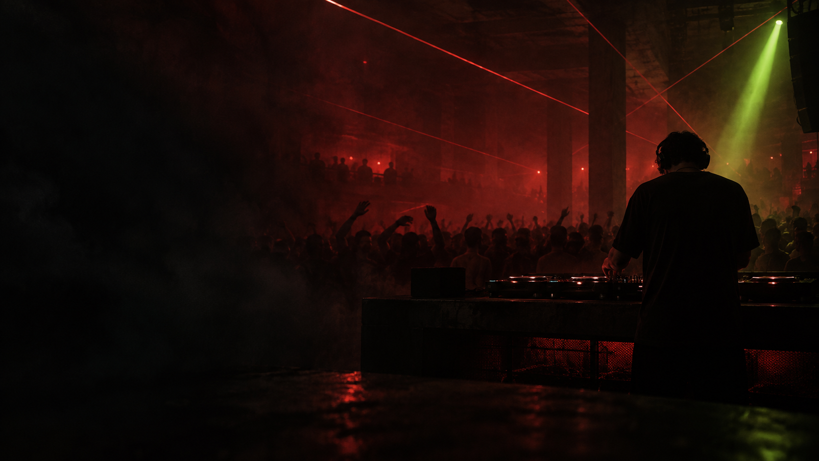 Cabina de DJ en una sala oscura atravesada por láseres rojos y verdes